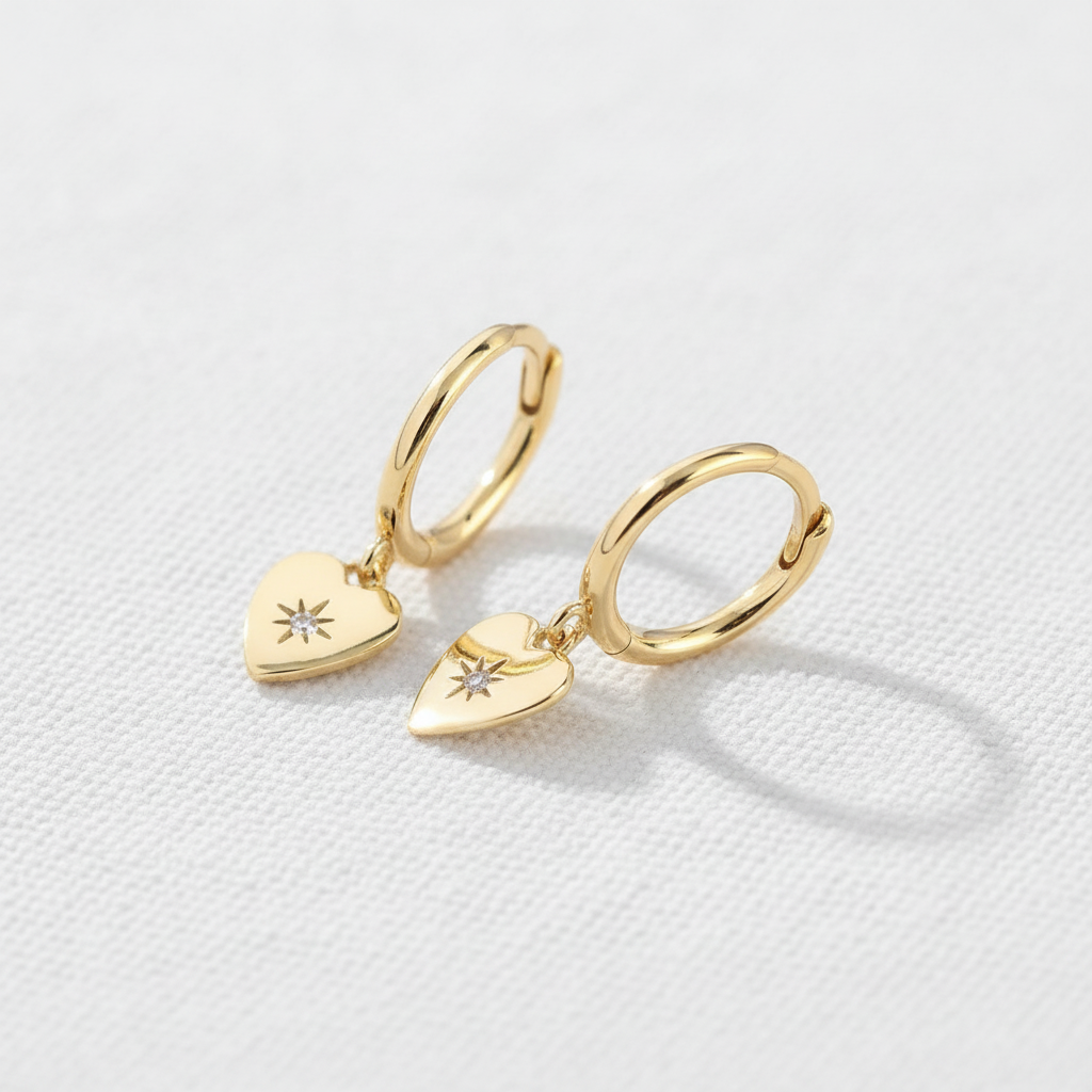 Ohrringe mit weißem strukturiertem Hintergrund