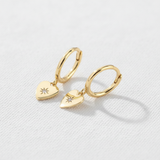 Ohrringe mit weißem strukturiertem Hintergrund