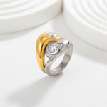 Ring auf strukturiertem weißem Hintergrund - gleiche Position