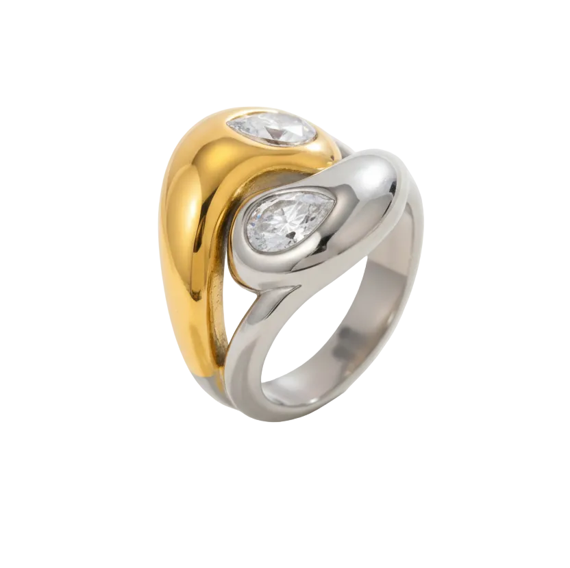 Ring auf strukturiertem weißem Hintergrund - gleiche Position