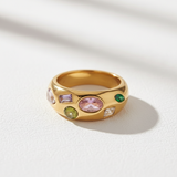 Ring auf strukturiertem weißem Hintergrund