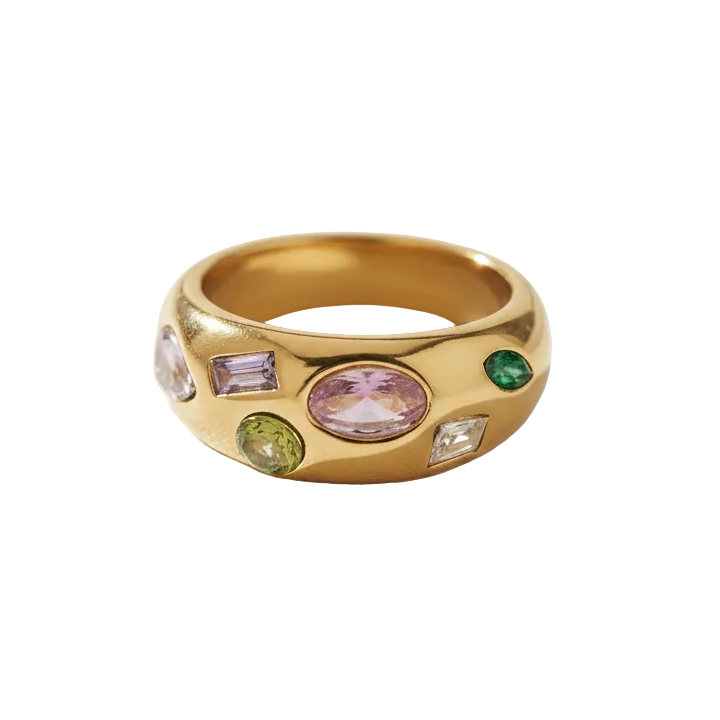 Ring auf strukturiertem weißem Hintergrund