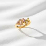 Ring mit weißem strukturiertem Hintergrund