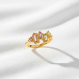 Ring mit weißem strukturiertem Hintergrund